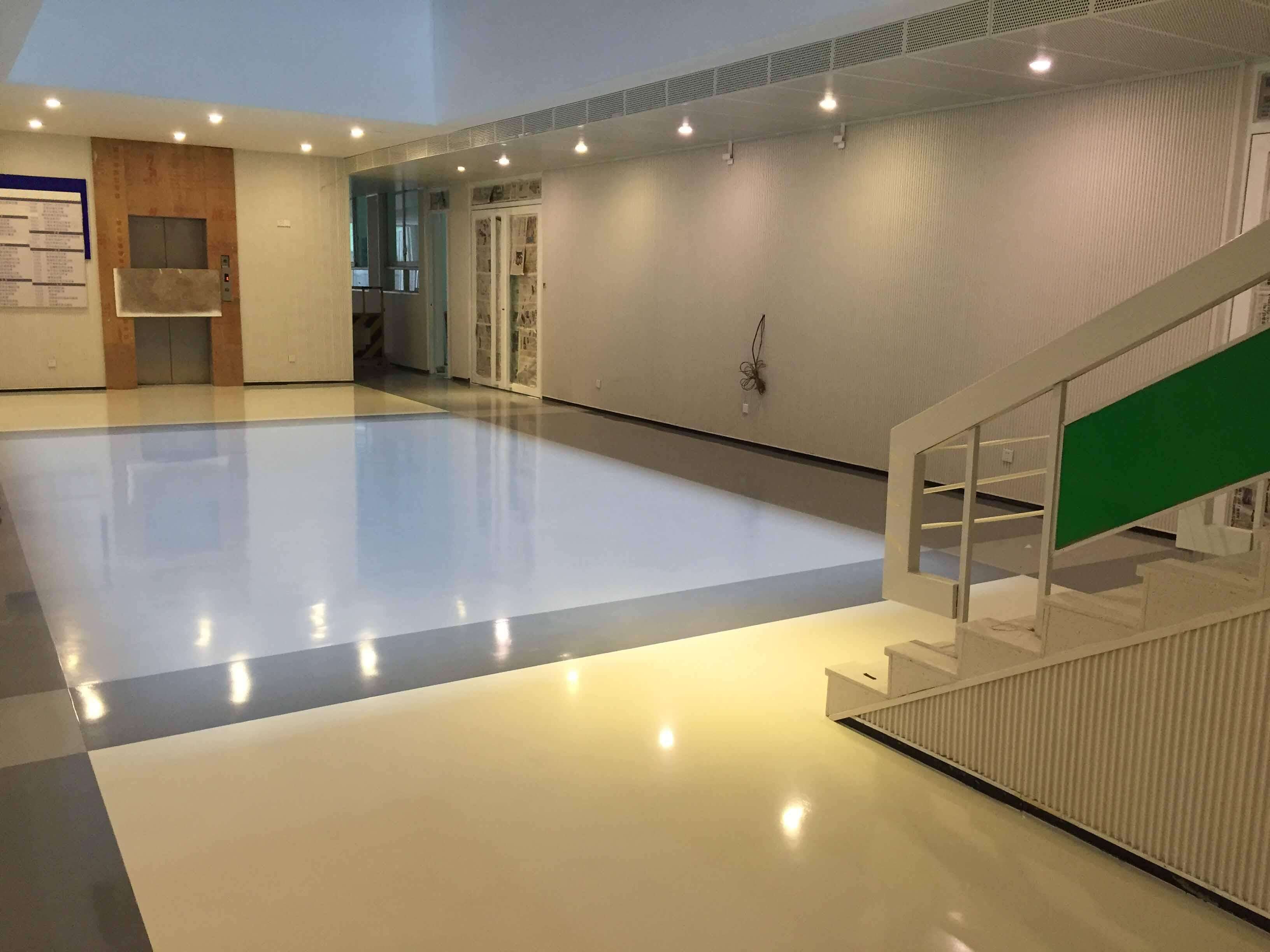 如何用環(huán)氧彩砂地坪漆打造時(shí)尚型購(gòu)物中心地面系統(tǒng)？