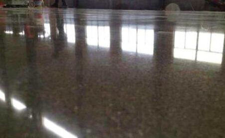 固化劑地坪和水磨石的性能特點各是什么？